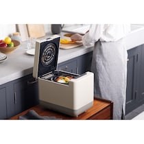 生ごみの「におい問題」これで解決！約1/10に軽量化もできるレコルトのコンパクト処理機が2〜3人家族にちょうどいい