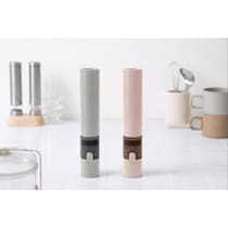 子どものお菓子くず、離乳食こぼし…育児中の「気になったときにすぐ使いたい」をかなえるコードレスクリーナー。インテリアになじむ新色