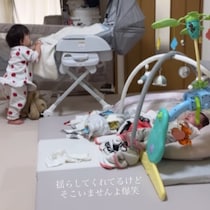 【そこにいません】0歳の弟のギャン泣きに、1歳姉が立ち上がった…が！空っぽで揺れるゆりかごに「惜しすぎる」「気持ちは伝わる」の声