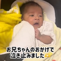 生後1ヶ月の弟が泣き出すと、1歳兄が【まさかの姿】で神対応。「自分も赤ちゃんなのにｗ」「可愛いが渋滞しすぎ」