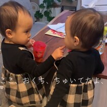 2歳双子が“謎の言語”で会話成立！ 母も入り込めない「2人だけの世界」が尊すぎて【すべてがチャラになる】