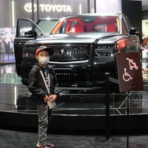 牛のフンで走る車に、リアル「ミライドン」!? 101万人が熱狂した【ジャパンモビリティショー2025】に親子で熱狂！