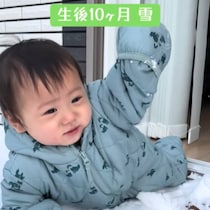 【はじめての雪】ハイハイで雪を楽しむベビさんの表情、一生見守れる♡