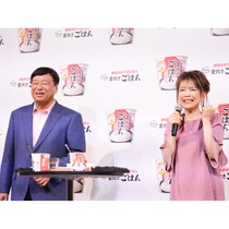 夢グループの石田社長と保科有里さんが登場！「社長～、お高いんじゃないですか～？」も披露【日清食品 新商品発表会】