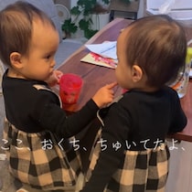 2歳双子が“謎の言語”で会話成立！ 母も入り込めない「2人だけの世界」が尊すぎて【すべてがチャラになる】