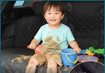 公園帰りの泥だらけの子ども、そのまま乗せても大丈夫！車の後部座席を守るドライブシートが登場