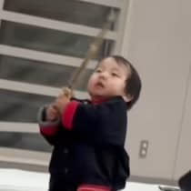 【気合入ってます】1歳半の小さな剣士が放つ「めんっ！」の破壊的な可愛さに大人も一本とられた「誰も勝てへんww」