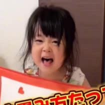 「さっき畳んだよね？」3歳女の子がパパに"タオルの畳み方"を熱血指導！厳しくも的確な教え方に拍手喝采「うちの夫にも教えて！」