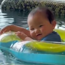 【才能爆発】生後7ヶ月の初プール、いきなり披露した【完璧なカエル足】に衝撃走る「コーチ！ここに有望株が！」