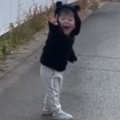 「危機管理能力、高すぎ!?」絶対にぶつかりたくない2歳男子、慎重すぎるバーゲート回避アクションにツッコミ不可避