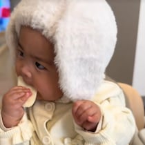 小指ぴーんで顔は激シブ!? 0ヶ月赤ちゃんの【せんべいの食べ方】がクセ強すぎると話題「野生のリス…？」