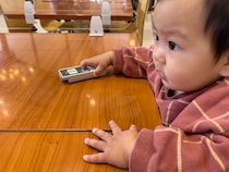 【森永の新作ベビーフード】おでかけにも大活躍！5カ月から使えるパウチ離乳食に「主食タイプ」が登場。