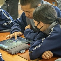 その写真、自宅がバレます！瞳の反射で身バレするドコモの「SNS体験ゲーム」に中学生も震えた