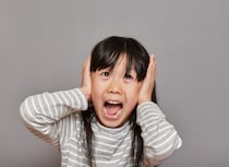 「誰もいないのに人の声が聞こえる」気がするのはなぜ？ あるあるなギモンに京大教授が答える児童書が登場