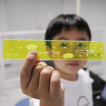 「僕のデザインが現れた！」小4男子がレーザーで刻んだMy定規に感激。科学技術館の2大体験プログラムに1日で挑戦（東京・千代田区）