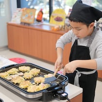 小4息子が焼いたお好み焼きが「衝撃のふわふわ感」に！【オタフク】親子教室で教わった“常識を覆す技”