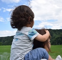 滝川クリステルさん、息子の強いくせっ毛は「義理の父の遺伝」ではないと明かす