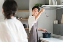 残業でボロボロになって帰った夜、食卓に並んでいたのは……料理が苦手な夫の、まさかのサプライズ。