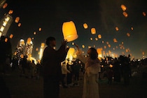 この光景、子どもに見せたい。レインボーブリッジを望む海辺でランタンを空に飛ばせるイベントが東京で