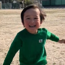 「そうじゃないw」パパの指示で4歳児の走り方フォームが激変！素直すぎる反応に愛あるツッコミの嵐