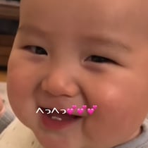 【可愛さの暴力】ママが好きすぎる8ヶ月児の"まさかの行動"に大人悶絶「一生口角下がらん」「ぎゃんわいぃ」