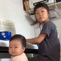 「あたちイケイケでしょ？」生後11か月の赤さんが7歳姉の弾くピアノで覚醒！華麗なダンスからもう目が離せない…！
