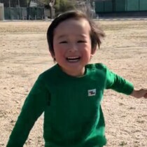 「そうじゃないw」パパの指示で4歳児の走り方フォームが激変！素直すぎる反応に愛あるツッコミの嵐