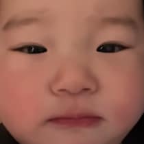 くらえ！この破壊力。寝起き11ヶ月児が至近距離で放つ「まんまっ」攻撃に大人達が撃沈【ママの特等席やばすぎ】