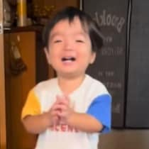 ルンバに抱っこをねだってみた2歳児、無理を悟る。…からの【セルフツッコミ】が鋭くも爽やかすぎて「最高やん」「オチｗ」