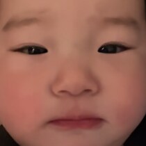 くらえ！この破壊力。寝起き11ヶ月児が至近距離で放つ「まんまっ」攻撃に大人達が撃沈【ママの特等席やばすぎ】