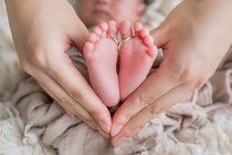 有吉弘行さん第二子誕生を報告「私は今、激烈に疲れています」におわせ写真に祝福の嵐