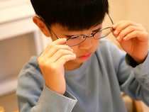黒板が見えづらい子が5人に1人いる。子どもの視力矯正について親が知っておきたいデータが発表