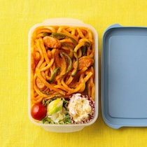 お弁当作りの救世主あらわる！ チンしてそのまま持っていけるナポリうどん弁当が神ってる