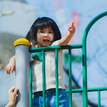 遊具で「首を吊った状態」の3歳児が意識消失。ローラー滑り台で股関節脱臼も…GWの公園遊びで注意したいこと