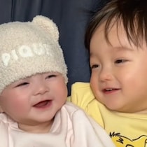 「可愛いが可愛いを可愛がってる」生後5ヶ月の妹と1歳8ヶ月の兄が相思相愛すぎて浄化されちゃう大人続出