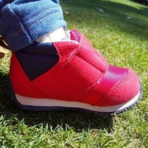 「片方はママの靴を履きたい！」言い出したらきかない1歳児にヘトヘト。それを見た女性の温かい言葉