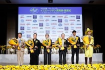吉田鋼太郎さん、溺愛の長女と会場入り「ワンオペ育児は地獄でした」家事も“ほぼ全部”担当