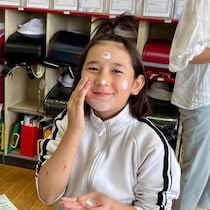 肌って紫外線でこんなに黒くなっちゃうの!? 資生堂のアネッサが小学校で「日焼け予防授業」を開催