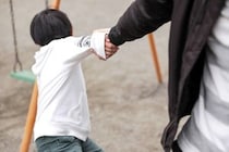 知らない人に腕をつかまれた！　子どもでもできる、大人の手を振りほどくコツとは？