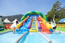 関東最大級5,000㎡の水遊び広場にクレヨンしんちゃんが来た。さがみ湖6月27日オープンで子どもが大興奮確定