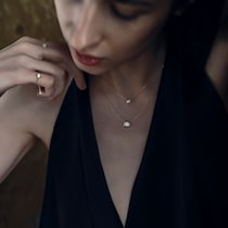 甘くないのに惹かれる。今っぽ洒落顔をつくる華奢×モダンなジュエリー