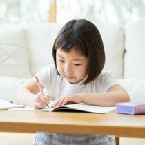 【小1の壁】放課後の子どもの居場所、先輩パパ・ママはどうしてた？ 学童・祖父母宅での困りごとも……