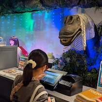 恐竜ロボットが迎えるフロントは「未来みたい」羽田でできる非日常体験、母娘の1泊2日宿泊レポ