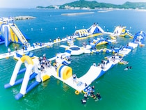 関西最大級、全周約260m！にパワーアップした海上アスレチック「アクアループ」が和歌山に7/4オープン