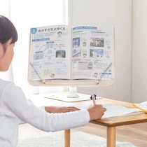 【“見やすい”が学習を快適に！】教科書や参考書、タブレットの閲覧を快適にしてくれる、360°回転＆高さ調整できる書見台が登場！