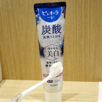 花王の「ピュオーラ 炭酸ハミガキ」に待望の美白ライン「ピュオーラ 炭酸ハミガキ 浮かせる美白」が新登場！ 新商品を早速試してみた