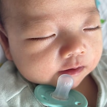 おしゃぶりをくわえたまま…5カ月赤ちゃんの寝落ち寸前に癒やされる大人続出！