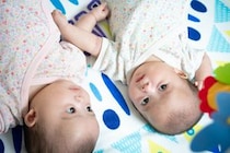 双子の服はいつまでお揃い？ 別々の学校に進学したほうがいい？ 双子育児の悩みを抱える親たちに、双子当事者が激白