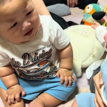 困惑する赤ちゃん「どうしたらいいのぉ？」雄弁な八の字まゆげに釘付け！