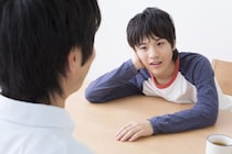 「今日の給食なに食べた？」三児の父・伊藤淳史さんが“あえてどうでもいい話”を聞く深い理由